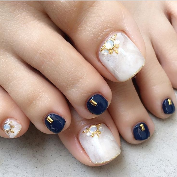 Nail chân navy & trắng đính đá
