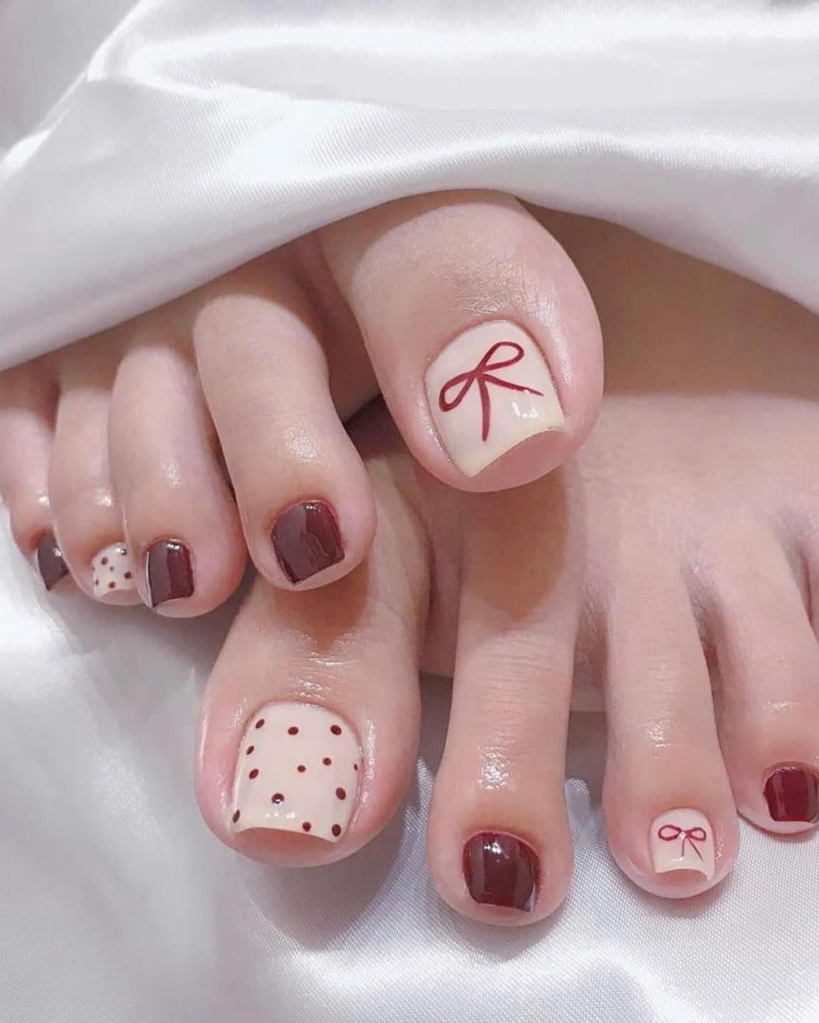 Nail chân nơ đỏ & chấm bi