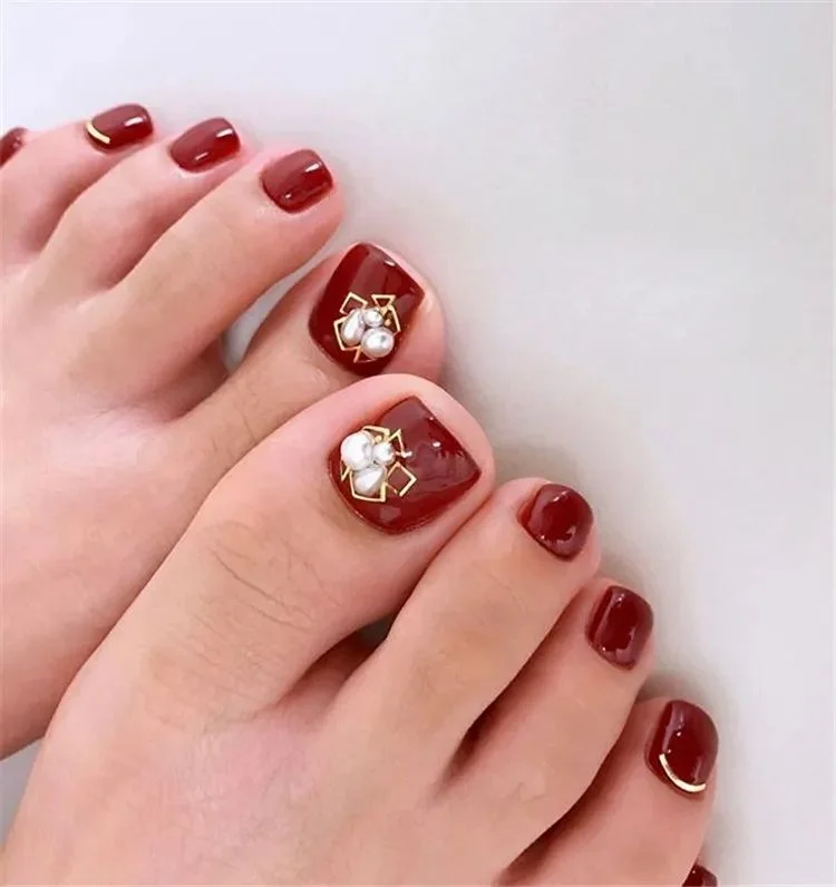 móng chân màu đỏ