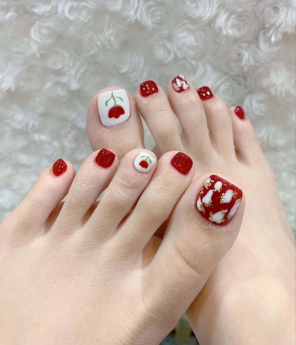 móng chân màu đỏ